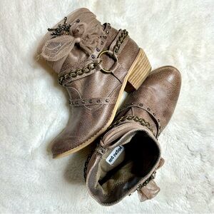 Not Rated Fancy Rhinestone Tulle & Chain Ankle Boots 8